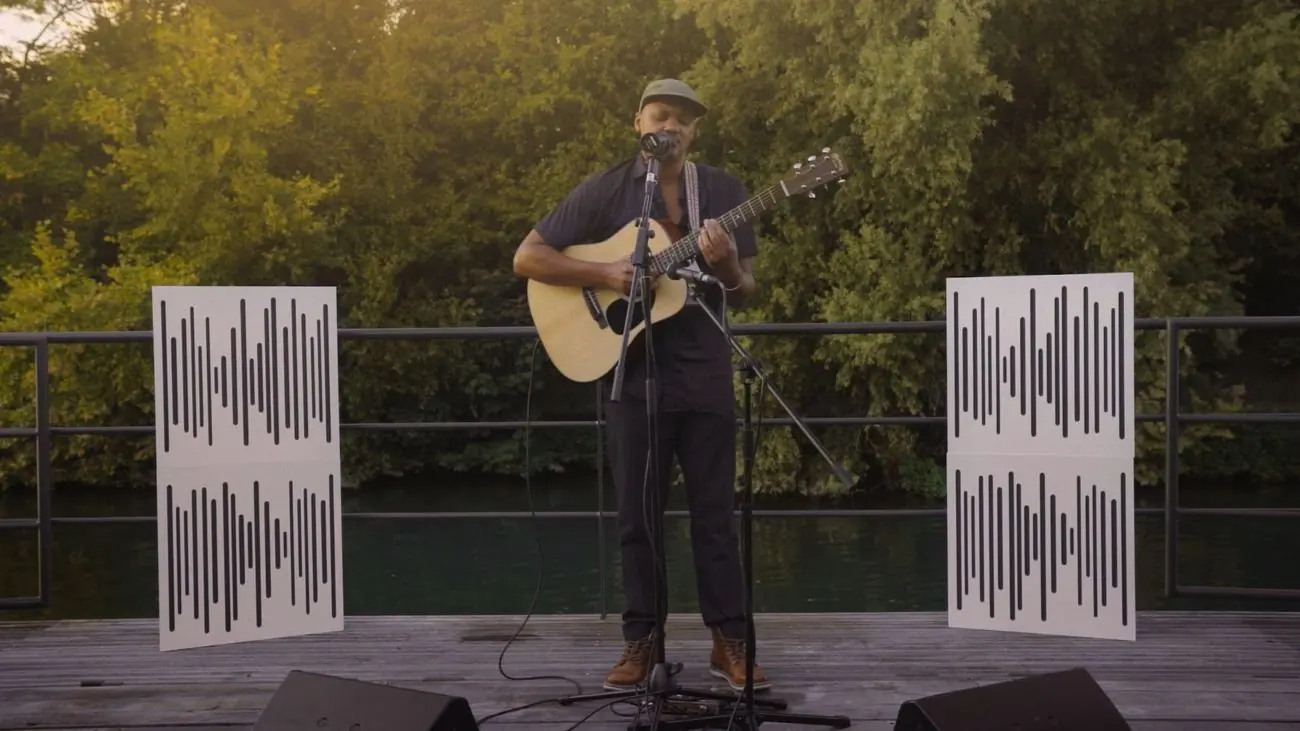 Musicien à la guitare sur la terrasse